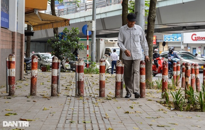 Hà Nội: Dựng rào, giăng dây, xây trụ bê tông để giữ vỉa hè