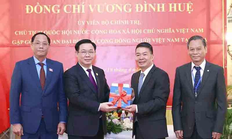 Chủ tịch Quốc hội Vương Đình Huệ gặp mặt cán bộ, nhân viên Đại sứ quán Việt Nam và đại diện cộng đồng người Việt tại Cuba