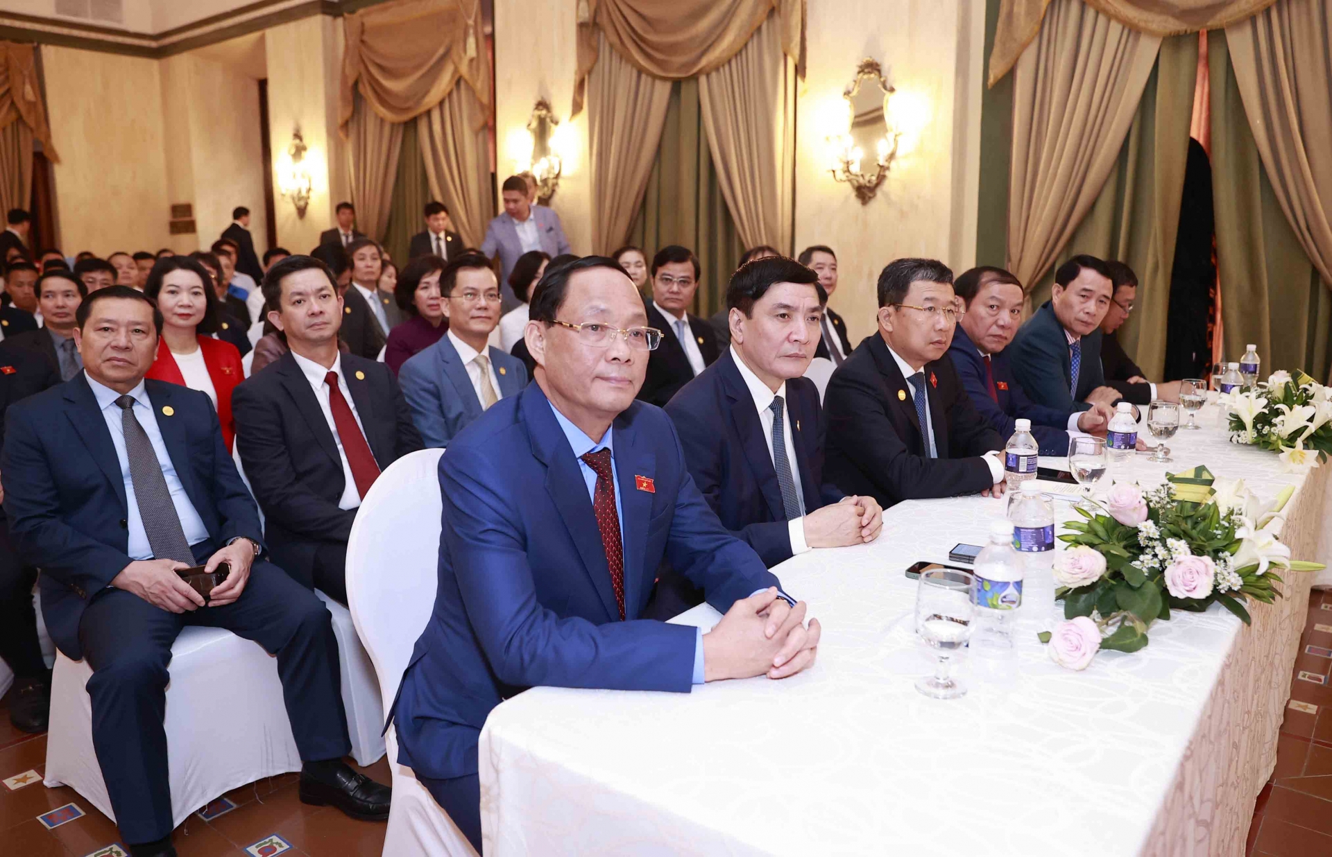 Chủ tịch Quốc hội Vương Đình Huệ gặp mặt cán bộ, nhân viên Đại sứ quán Việt Nam và đại diện cộng đồng người Việt tại Cuba