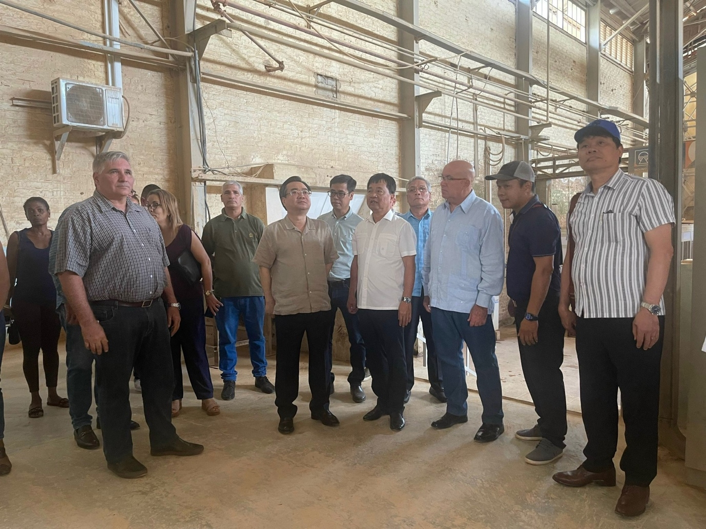 Bộ trưởng Bộ Xây dựng Nguyễn Thanh Nghị thăm nhà máy Sanvig liên doanh Việt Nam- Cuba