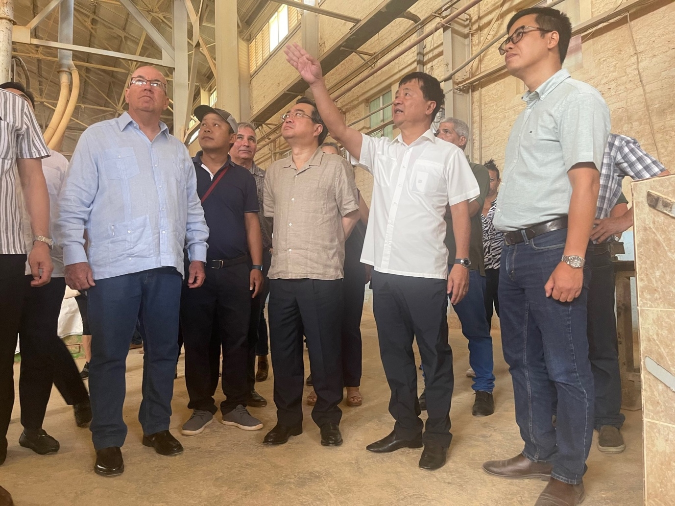 Bộ trưởng Bộ Xây dựng Nguyễn Thanh Nghị thăm nhà máy Sanvig liên doanh Việt Nam- Cuba