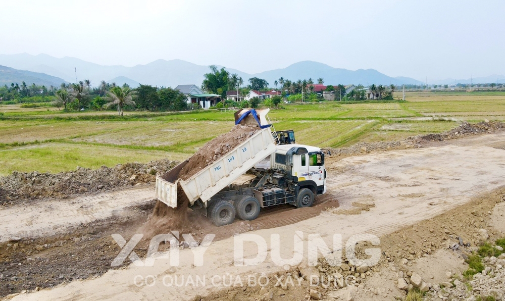 Khánh Hòa: Công ty Khánh Vĩnh tận thu mỏ đá thành đất san lấp dự án đường gom dọc Quốc lộ 27C