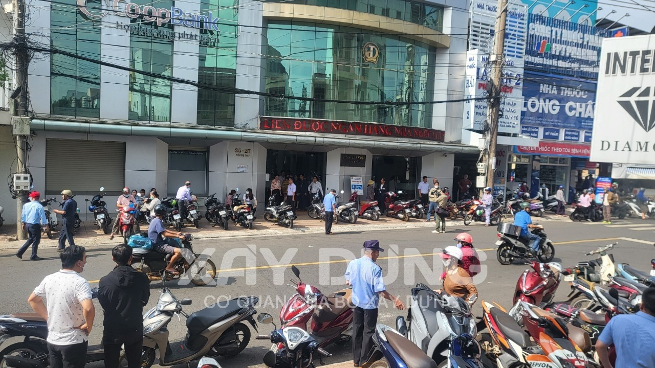 Lâm Đồng: Từ tin đồn thất thiệt, hàng trăm khách hàng đến Quỹ tín dụng phường II rút tiền gửi