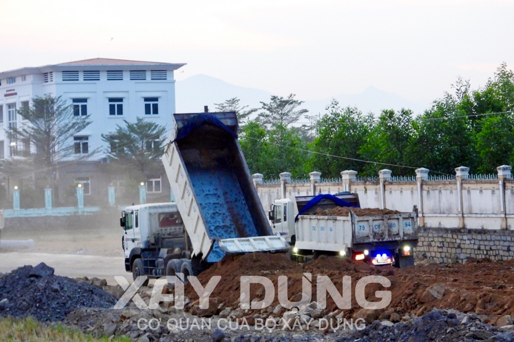 Khánh Hòa: Công ty Khánh Vĩnh tiếp tục chạy tiến độ san lấp dự án đường gom dọc Quốc lộ 27C