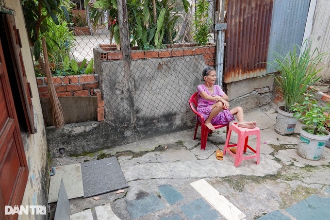 Mẹ con chia lìa, cụ ông thở dốc vì phòng trọ như 