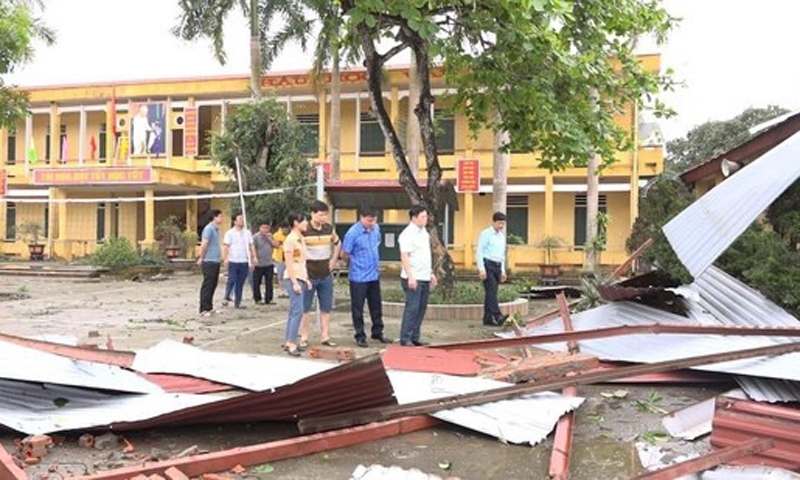 Phú Thọ: Mưa lớn làm hơn 240 nhà bị tốc mái, 1.300ha lúa ngô bị thiệt hại
