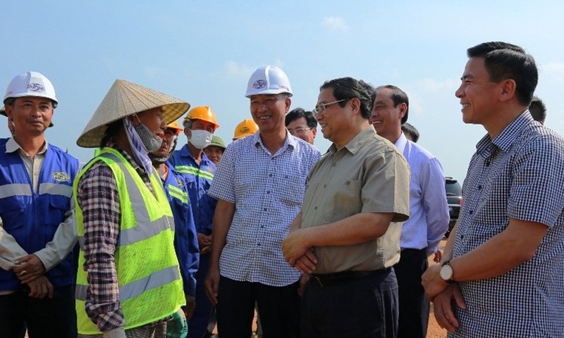Thủ tướng Chính phủ kiểm tra tiến độ tuyến cao tốc Bắc - Nam đoạn từ nút giao Đông Xuân đến Quốc lộ 45