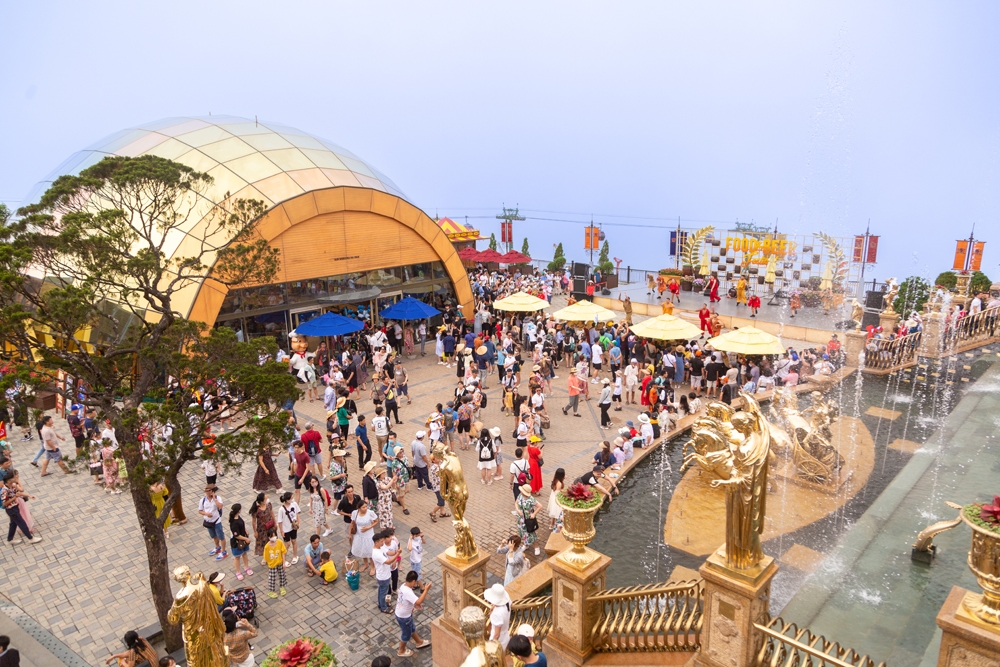 Hàng ngàn du khách đến vui chơi tại Công viên Châu Á và Bà Nà Hills tại Đà Nẵng