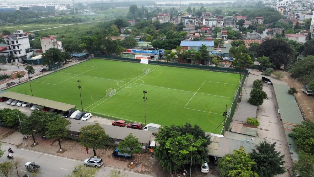 Bãi xe, sân bóng hoạt động không phép trên đường đôi Tân Mai (đoạn qua địa bàn phường Hoàng Văn Thụ, quận Hoàng Mai).
