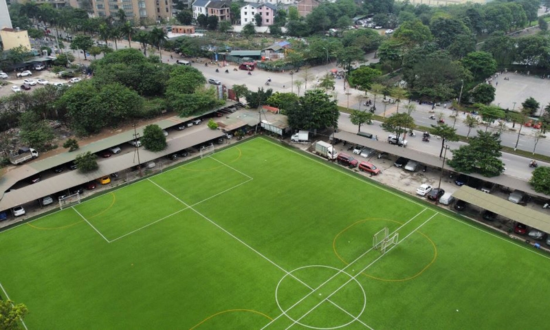 Hoàng Mai (Hà Nội): Tại sao chưa thể xử lý dứt điểm bãi xe, sân bóng trái phép trên đường đôi Tân Mai?