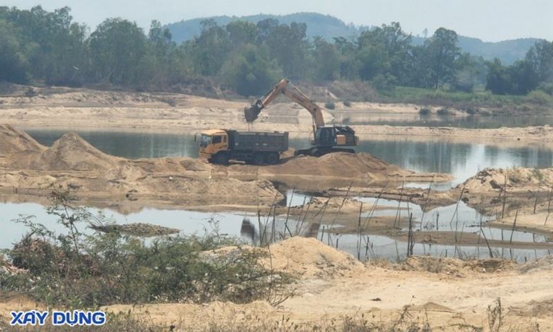Sông Kôn bị “bức tử” vì hoạt động khai thác cát.
