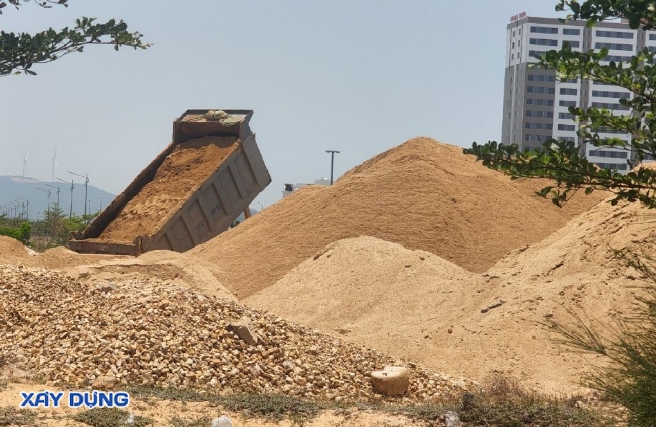 Bình Định: Xe chở cát cho Công ty Bá Ngọc có phục vụ đúng dự án?