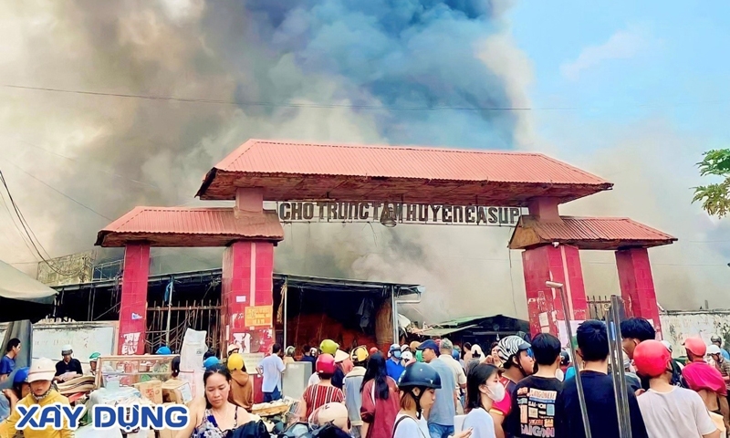 Đắk Lắk: Chợ Ea Súp cháy lớn, chưa xác định được thiệt hại