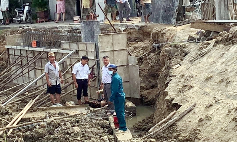 Phú Yên: Thi công cầu dân sinh bị sạt lở đất khiến một phụ nữ tử vong