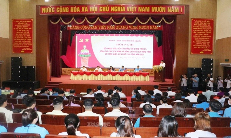Lãnh đạo tỉnh Thái Nguyên cùng đối thoại với công nhân, viên chức, lao động