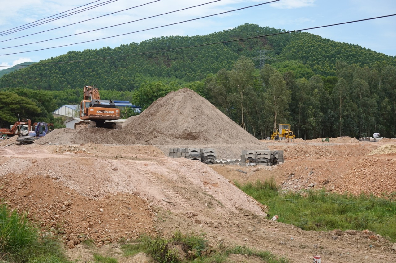 Bình Định: Khó khăn mỏ vật liệu xây dựng các khu tái định cư dự án cao tốc Bắc - Nam