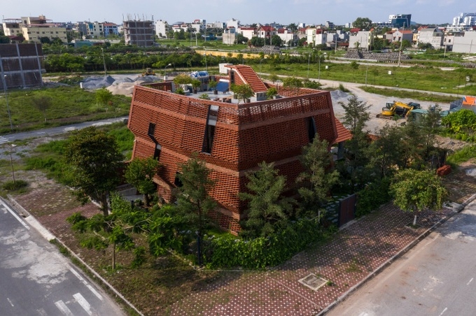 Nhà tổ ngói độc lạ ở Hà Nam: Dùng 22.000 viên ngói xây gần 2 năm mới xong
