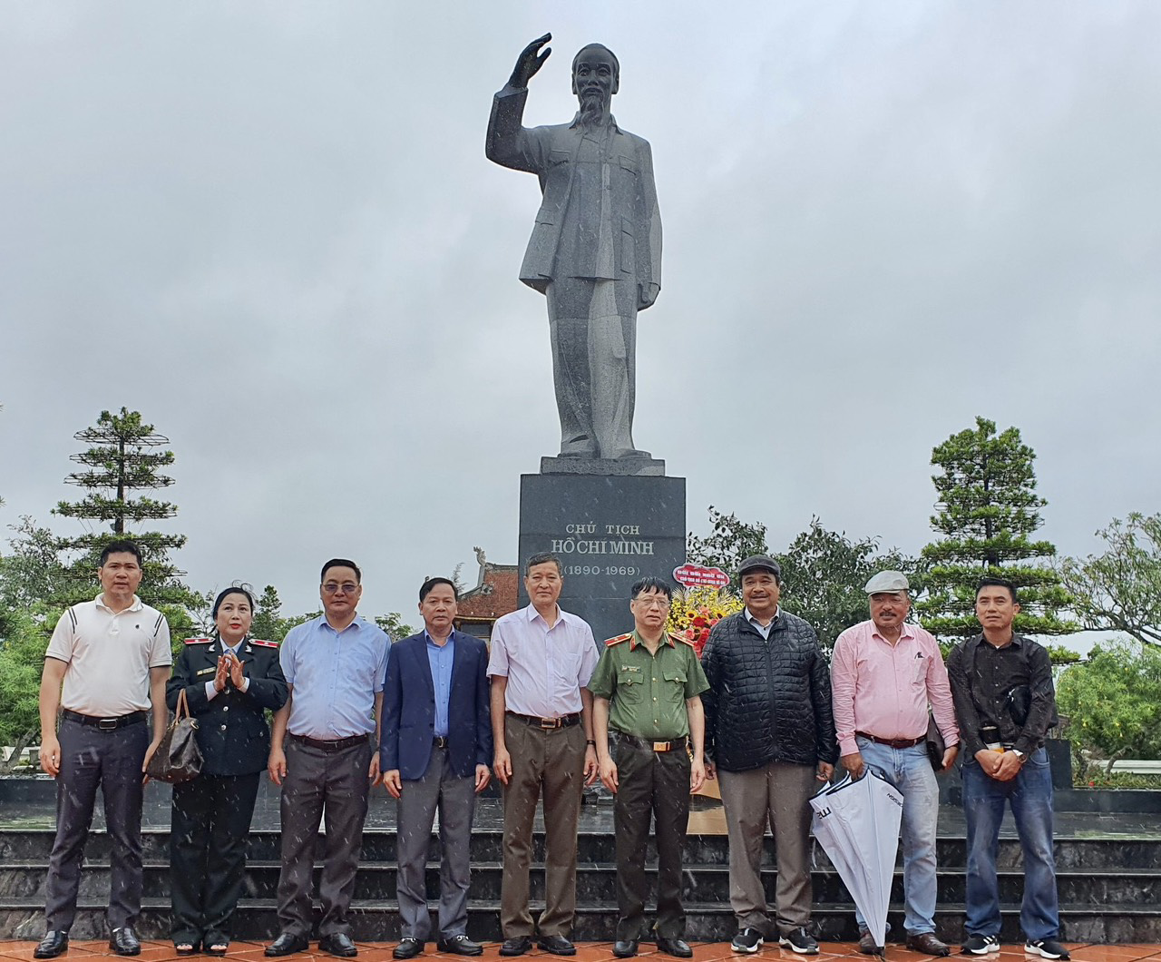 Quảng Ninh: Đoàn lãnh đạo các cơ quan báo chí trung ương dâng hương Tượng đài Bác Hồ tại huyện đảo Cô Tô