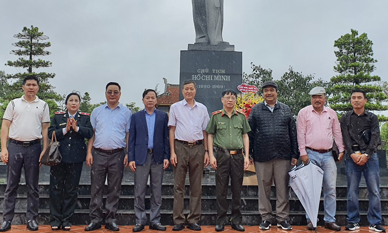 Quảng Ninh: Đoàn lãnh đạo các cơ quan báo chí trung ương dâng hương Tượng đài Bác Hồ tại huyện đảo Cô Tô