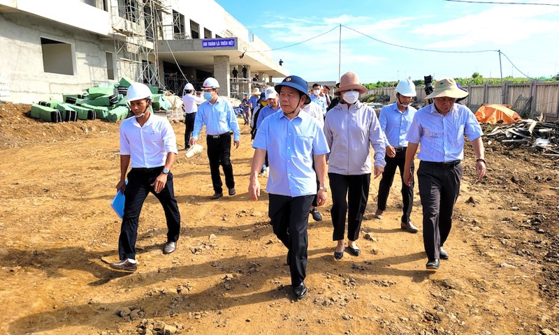Chủ tịch UBND tỉnh Quảng Ngãi Đặng Văn Minh kiểm tra tiến độ các dự án đầu tư công trên địa bàn huyện Lý Sơn.