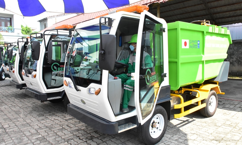 Thành phố Huế: Tiếp nhận 6 xe điện bốn bánh chuyên dùng thu gom rác
