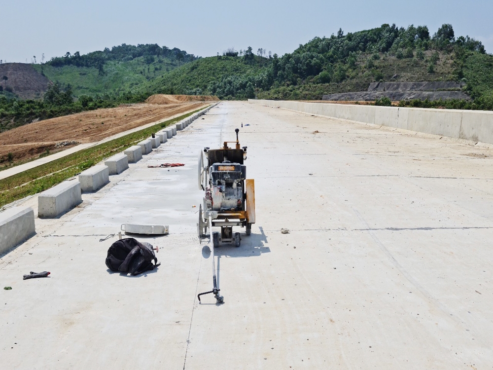 Đắk Lắk: Cận cảnh những vết nứt ngang, dọc tại Hồ chứa nước Krông Pách Thượng