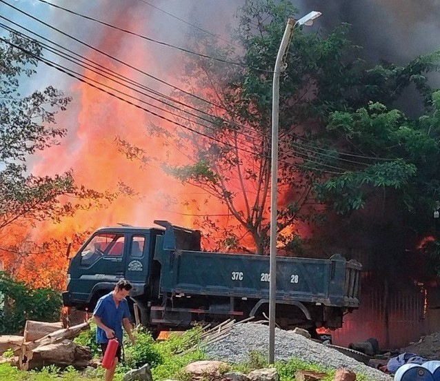 Kỳ Sơn (Nghệ An): Hỏa hoạn thiêu rụi căn nhà gỗ 4 gian