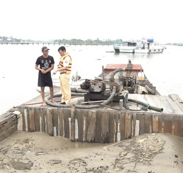 Lập hồ sơ xử lý người vận chuyển cát trái phép trên sông Đồng Nai