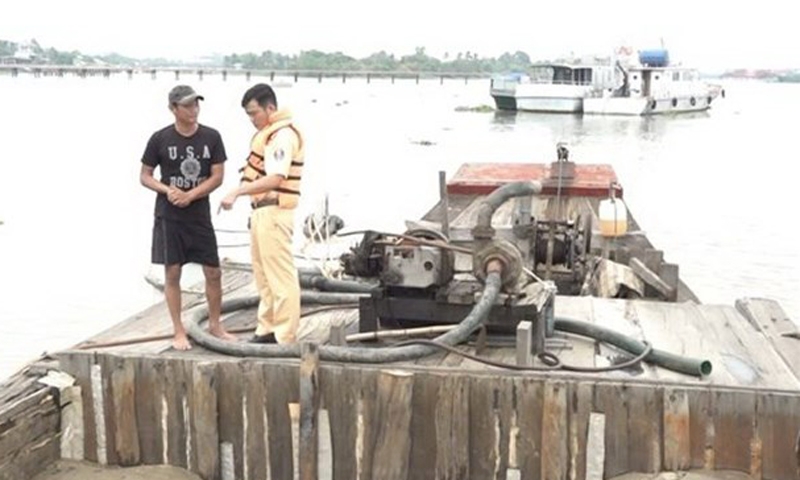 Lập hồ sơ xử lý người vận chuyển cát trái phép trên sông Đồng Nai