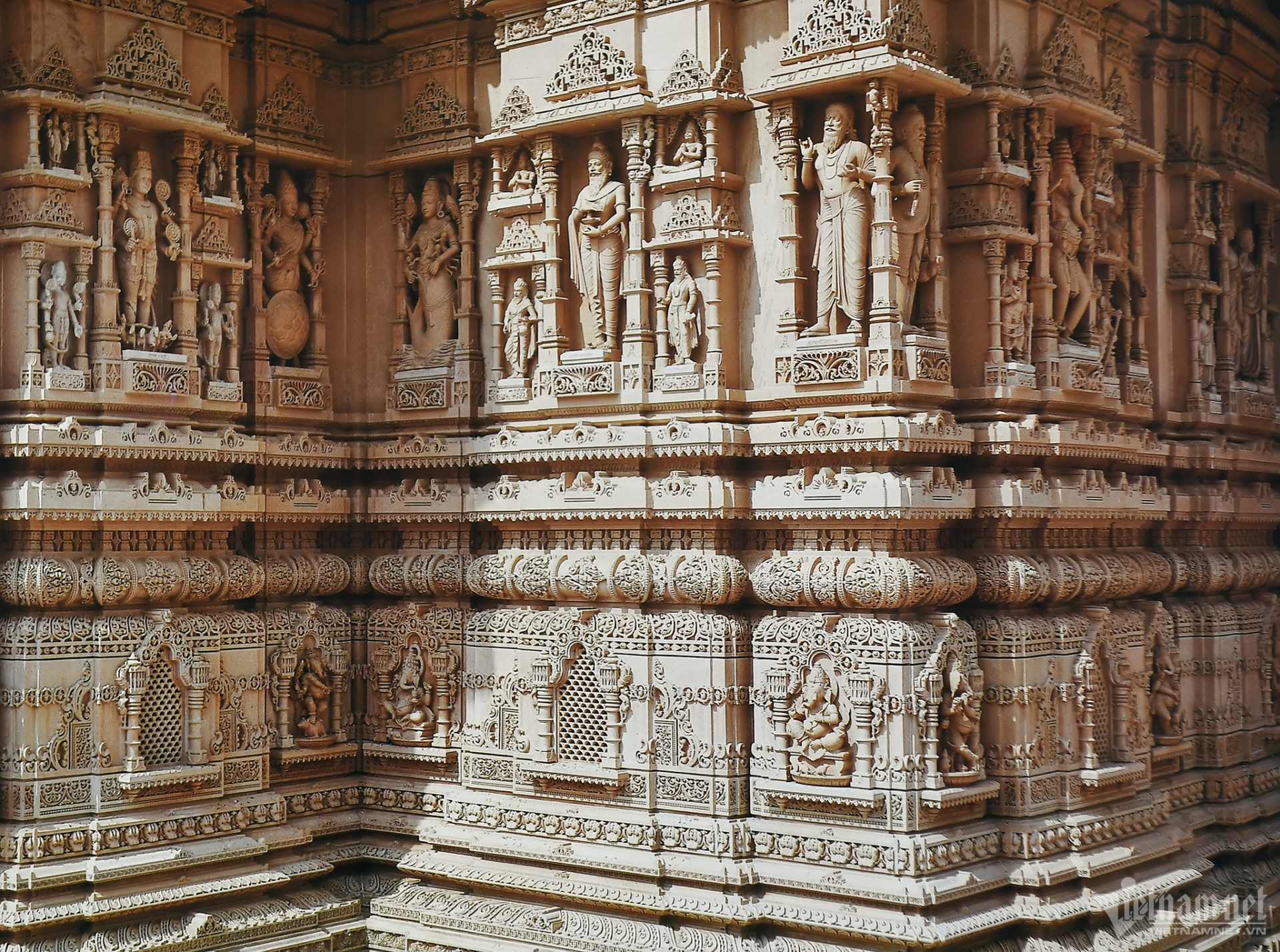 Ngôi đền kỳ vĩ xây từ 6.000 tấn sa thạch hồng, không tốn một mẩu sắt thép