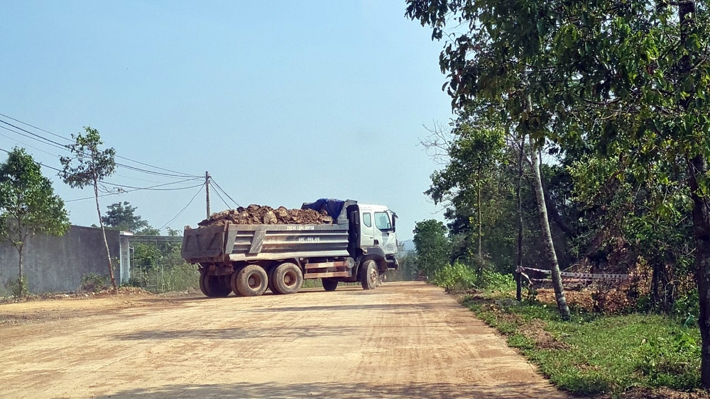 Đắk Nông: Dự án Khu dân cư tổ dân phố 3, dàn “trâu sắt” náo loạn đường dân sinh