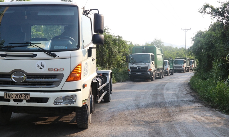 Hạ Long (Quảng Ninh): Người dân chặn xe chở rác vào bãi xử lý rác Vũ Oai