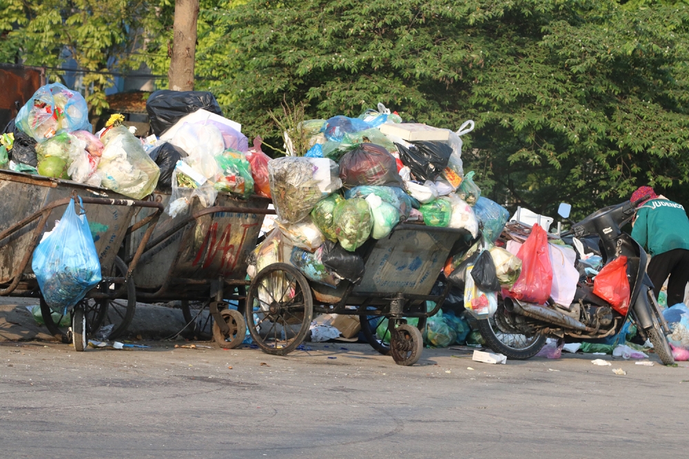 Hạ Long (Quảng Ninh): Người dân chặn xe chở rác vào bãi xử lý rác Vũ Oai