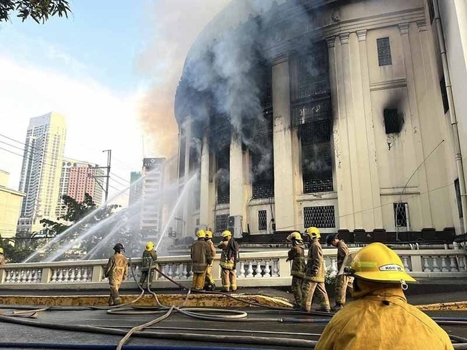 Cháy lớn tại tòa nhà bưu điện trung tâm thủ đô của Philippines