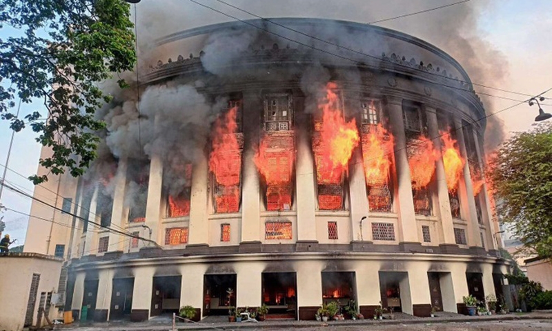 Cháy lớn tại tòa nhà bưu điện trung tâm thủ đô của Philippines