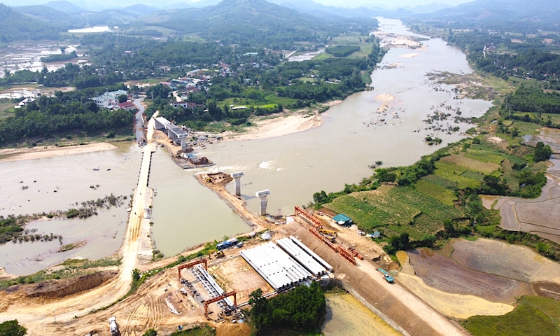 Quảng Ngãi: Cầu trăm tỷ vượt sông dần thành hình