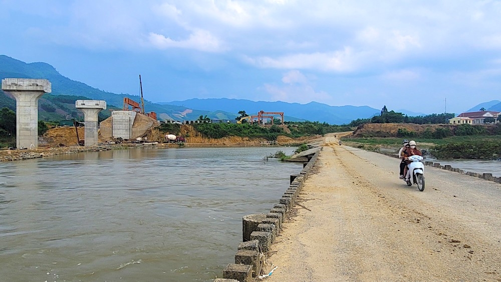 Quảng Ngãi: Cầu trăm tỷ vượt sông dần thành hình