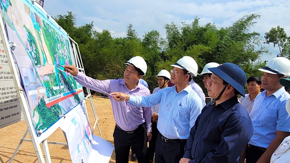 Chủ tịch UBND tỉnh Quảng Ngãi thị sát, kiểm tra tiến độ giải phóng mặt bằng các dự án lớn