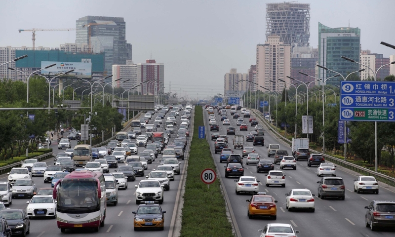 Trung Quốc tiếp tục đổ tiền xây cao tốc, đường sắt và sân bay
