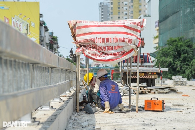Hà Nội: Công nhân chống chọi nắng nóng, gấp rút hoàn thiện cầu vượt chữ C