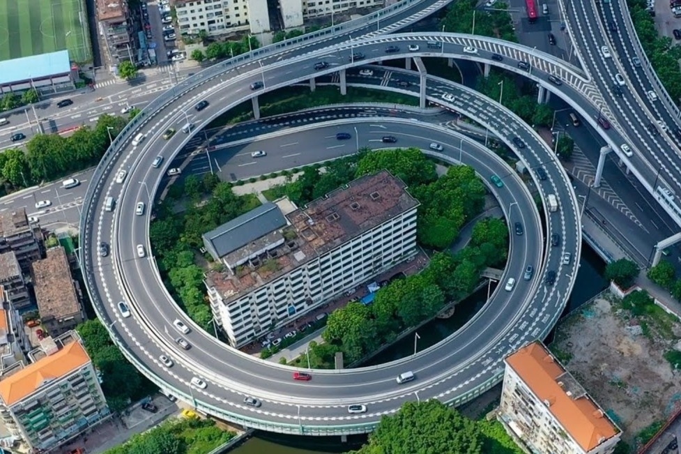 Tòa chung cư bị 'bao vây' giữa cây cầu vượt ở Trung Quốc