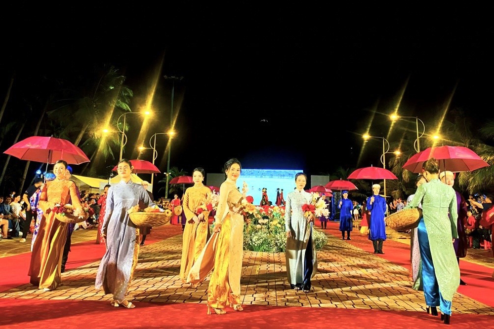 Festival Biển Nha Trang 2023: Tôn vinh vẻ đẹp áo dài Việt Nam