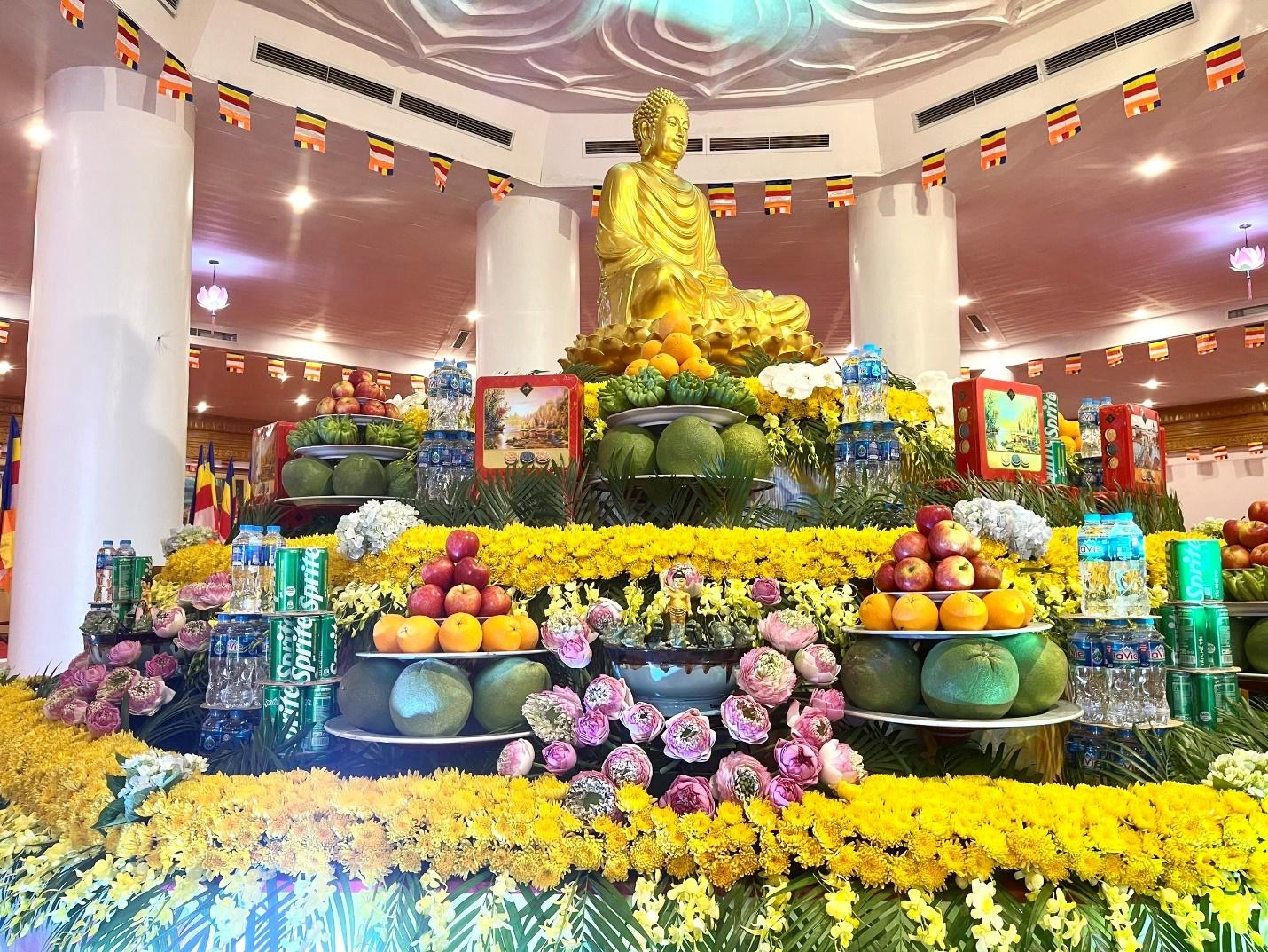 Du khách háo hức khi chiêm ngưỡng Phật quang ở Fansipan ngay trước thềm  lễ Phật đản