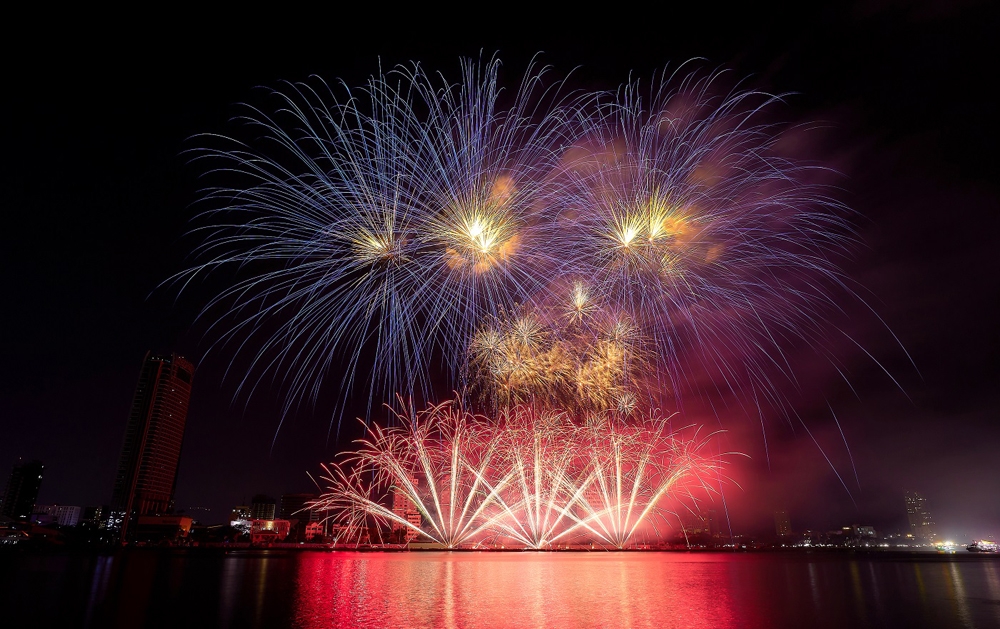 Hàng trăm ngàn khán giả hào hứng xem pháo hoa dọc sông Hàn, du lịch Đà Nẵng thắp lửa hồi sinh rạng rỡ