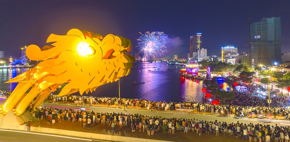 Hàng trăm ngàn khán giả hào hứng xem pháo hoa dọc sông Hàn, du lịch Đà Nẵng thắp lửa hồi sinh rạng rỡ