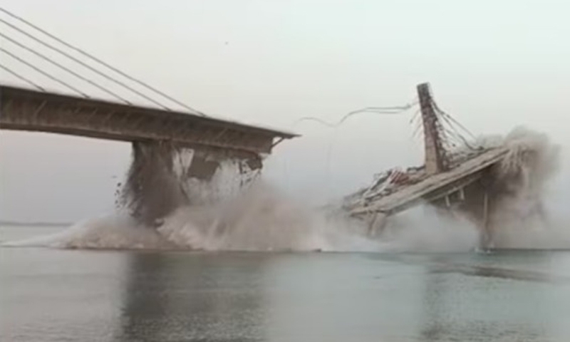 Lại sập cầu dây văng đang xây dựng trên sông Hằng ở Ấn Độ
