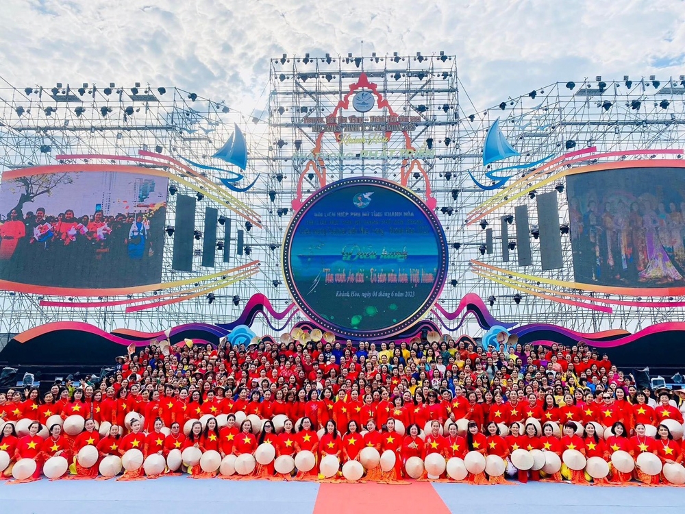 Festival Biển Nha Trang 2023: Hơn 6.000 phụ nữ mặc áo dài diễu hành trên phố