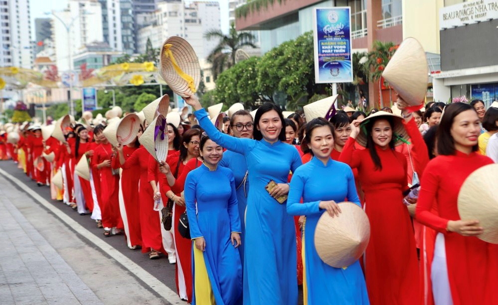 Festival Biển Nha Trang 2023: Hơn 6.000 phụ nữ mặc áo dài diễu hành trên phố