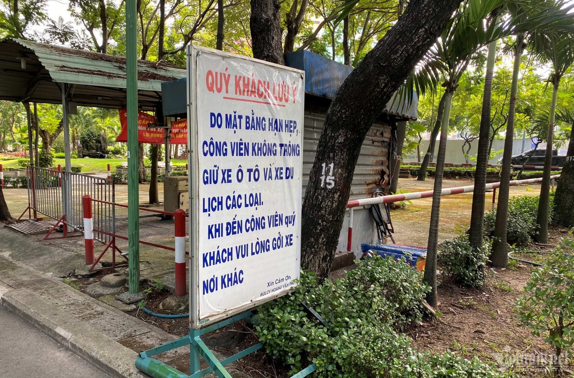 Công viên 10ha ở TP.HCM đóng cửa bãi xe suốt 2 năm, người dân bức xúc