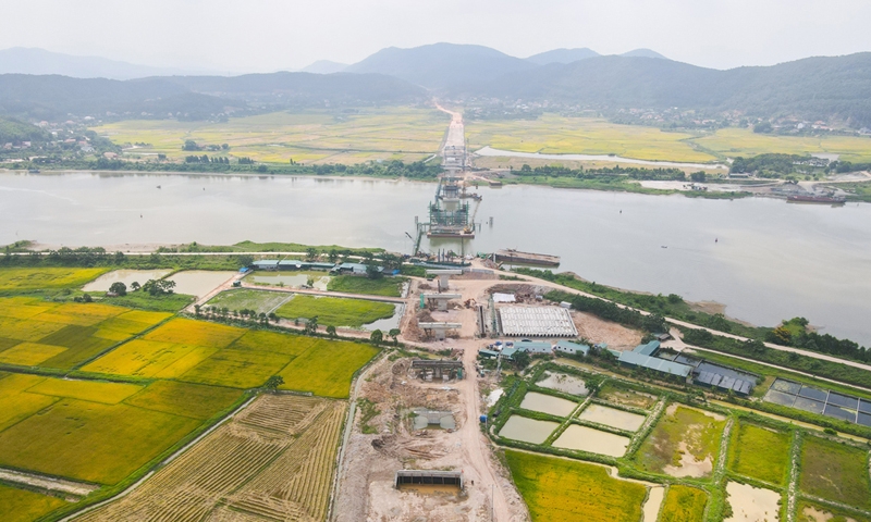 Cận cảnh hình hài cây cầu dây văng đầu tiên tại Bắc Giang sau gần 1 năm thi công